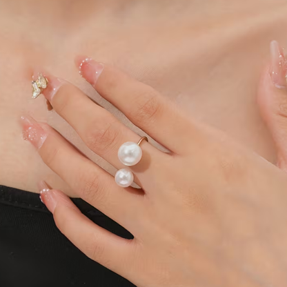 Elegancki regulowany pierścionek z podwójną perłą