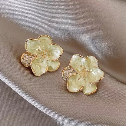 Nowoczesne eleganckie kolczyki w kształcie kwiatu
