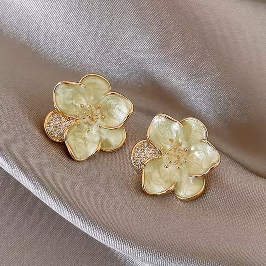 Nowoczesne eleganckie kolczyki w kształcie kwiatu