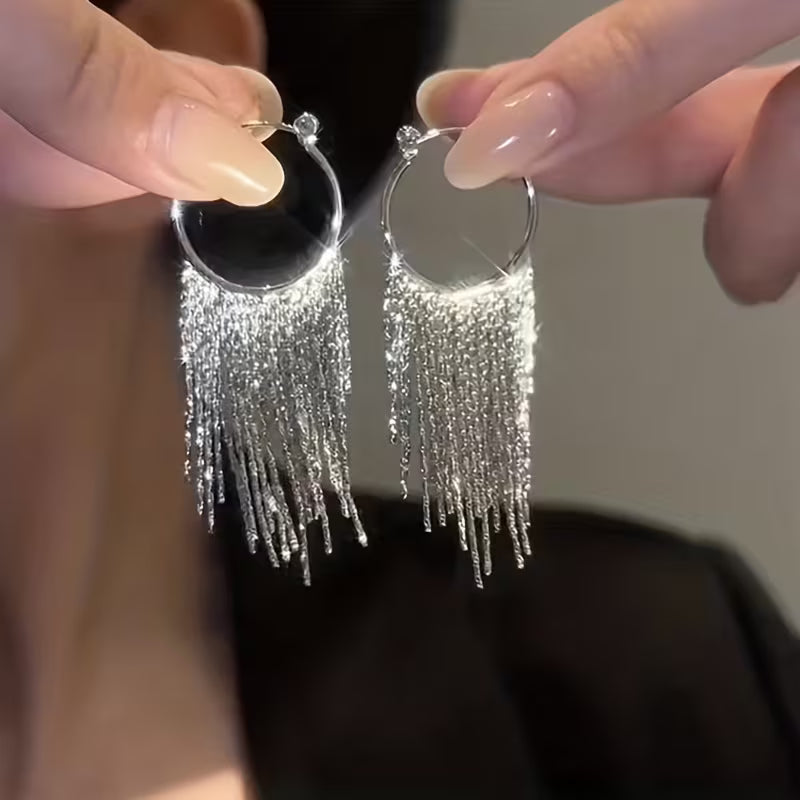 Eleganckie kolczyki z chwostem i błyszczącym łańcuszkiem