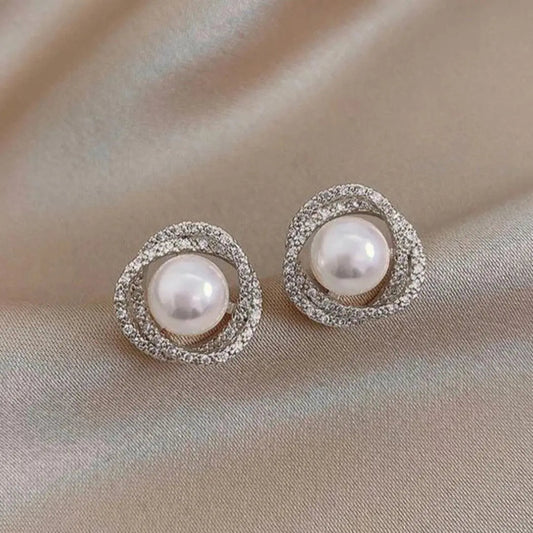 Błyszczące kolczyki w spiralę z eleganckimi perłami