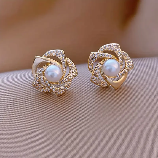 Eleganckie, mieniące się, spiralne kolczyki z perłami